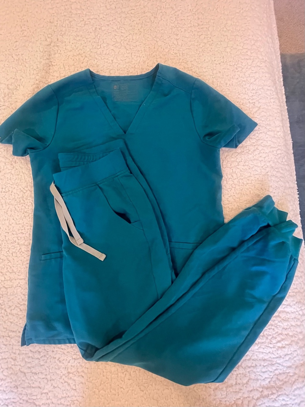 Figs Pacific Blue Scrub Top size small & Drawstring Jogger Pants small tall